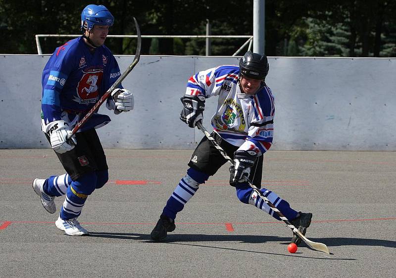 Hokejbalisté Karviné (v bílém) zahájili sezonu utkáním s Pardubicemi.