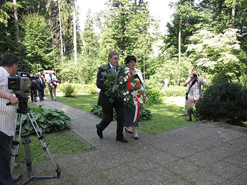 Vzpomínková akce u památníku letců Franciszka Żwirki a Stanisława Wigury na místě zvaném Źwirkowisko