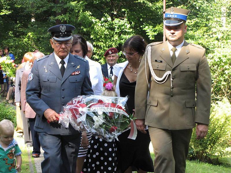 Vzpomínková akce u památníku letců Franciszka Żwirki a Stanisława Wigury na místě zvaném Źwirkowisko