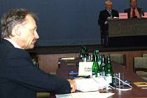 Po odchodu svých stranických kolegů zůstal u stolu ODS Petr Podstavka zcela sám.