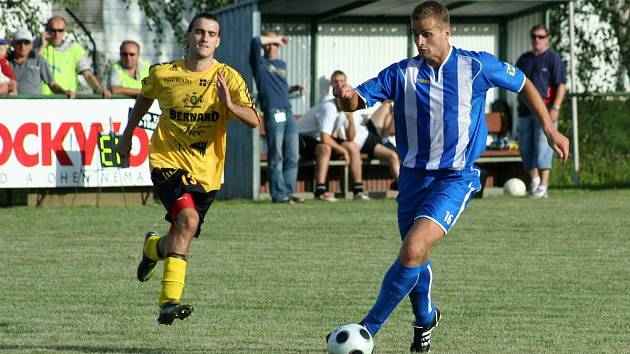 Bohumínští fotbalisté (vpravo Pavel Kukuliač) na jaře zatím pravidelně bodují.