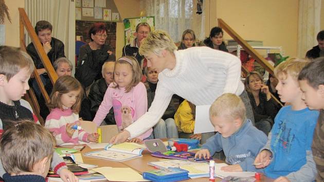 Hodina češtiny v první třídě s učitelkou Simonou Kundelovou.