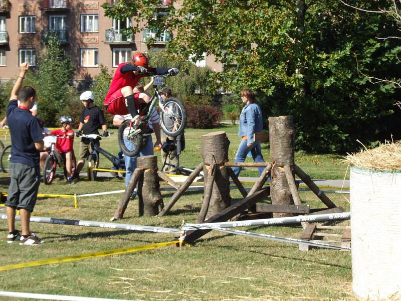 Bikeři předváděli mnohdy až neuvěřitelné kousky.