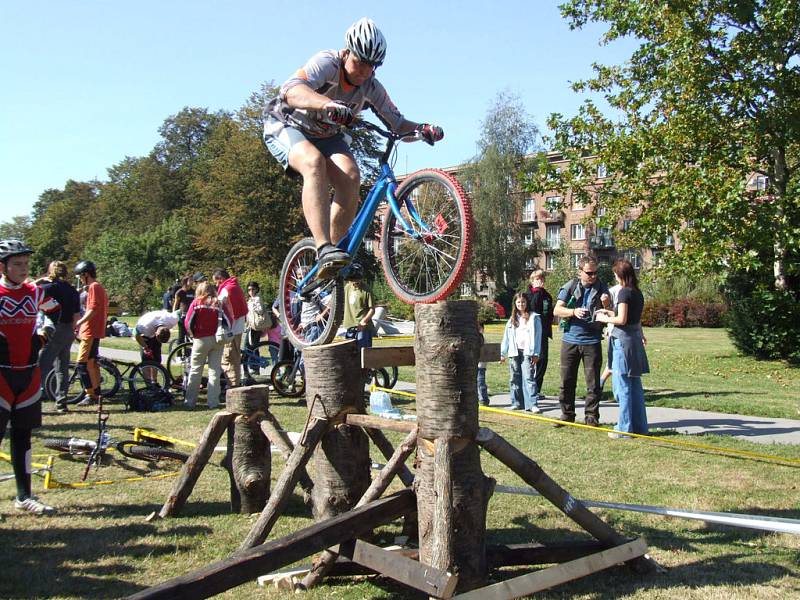 Bikeři předváděli mnohdy až neuvěřitelné kousky.