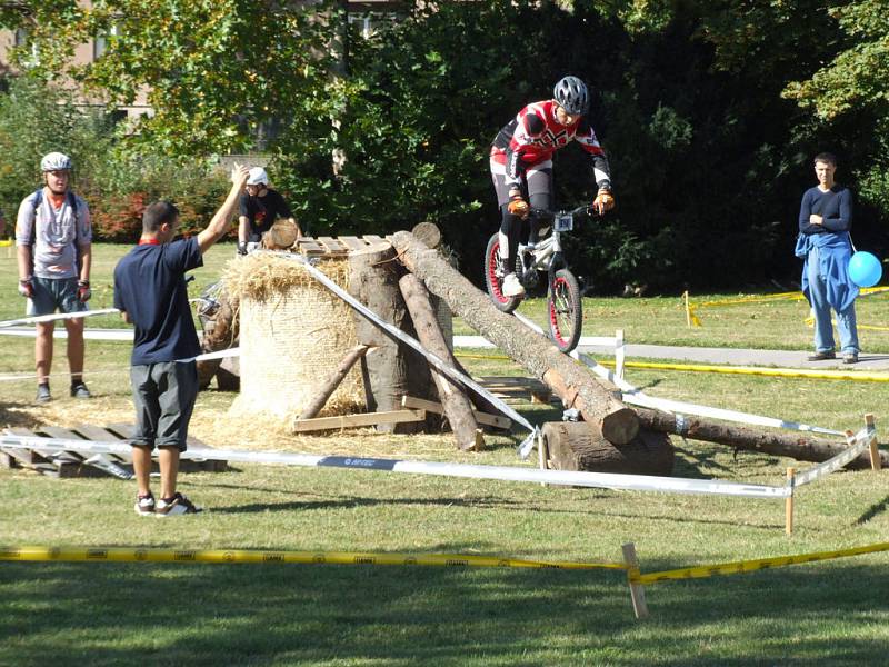 Bikeři předváděli mnohdy až neuvěřitelné kousky.