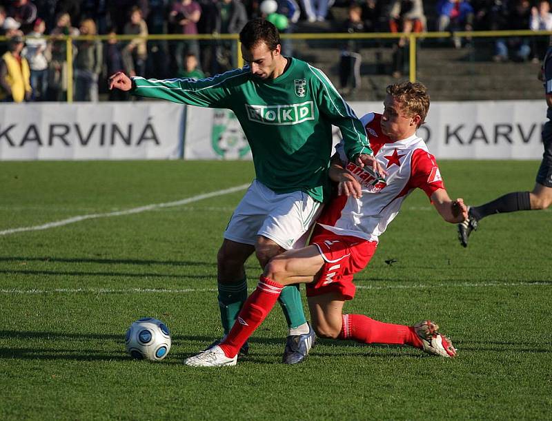 Vladimír Mišinský (v zeleném) mohl dát gól (i dva), ale svou velkou šanci zahodil.