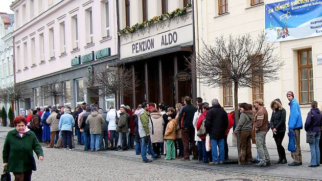 Dlouhá fronta před pojišťovnou