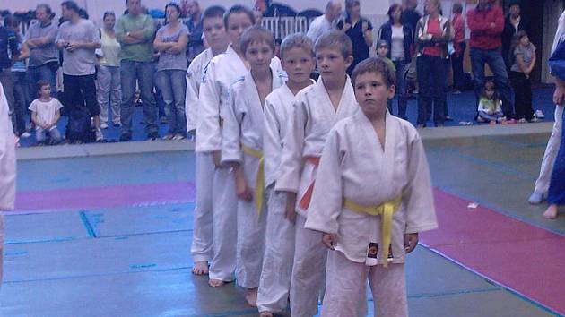 Stonavské děti, ačkoliv se judo teprve učí, vozí z krajských turnajů medaile.