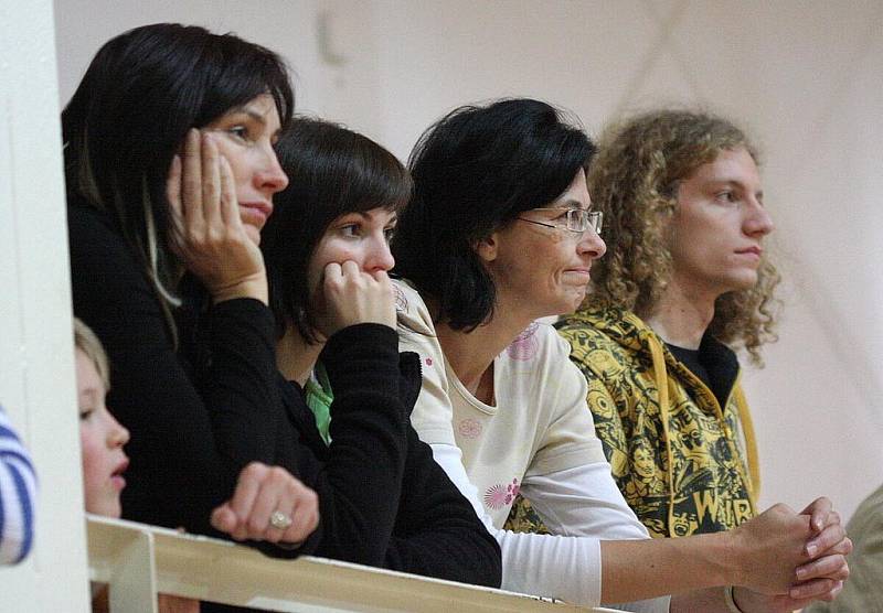 Basketbalistky, které nemohly do hry zasáhnout kvůli nemoci či zranění, fandily svým spoluhráčkám aspoň z hlediště. Zleva Soňa Šimková, Petra Horáková a Kamila Veselá.