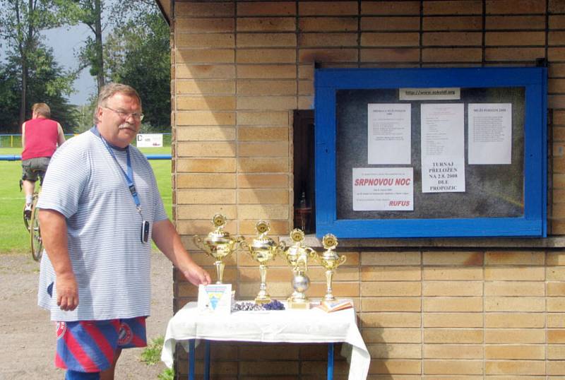 Jeden z pořadatelů pan Mrázek ukazuje poháry pro zúčastněná mužstva. Ten největší získali domácí.