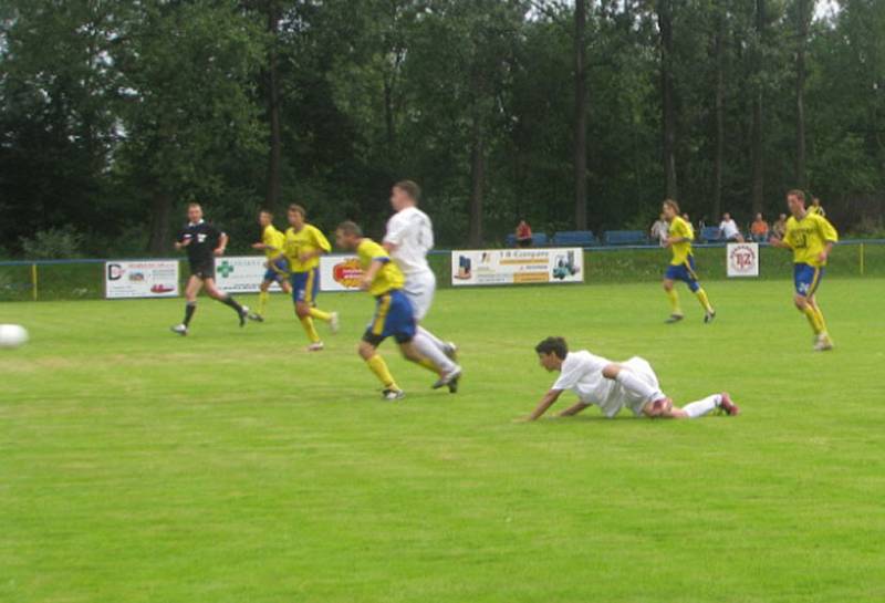 Domácí fotbalisté (ve žlutém) porazili jak bohumínské Záblatí (na snímku), tak i ve finále Petrovice.