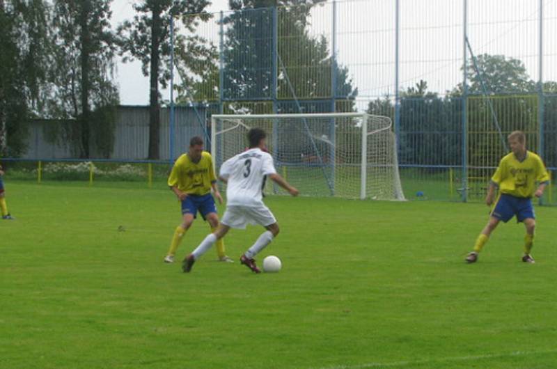Domácí fotbalisté (ve žlutém) porazili jak bohumínské Záblatí (na snímku), tak i ve finále Petrovice.