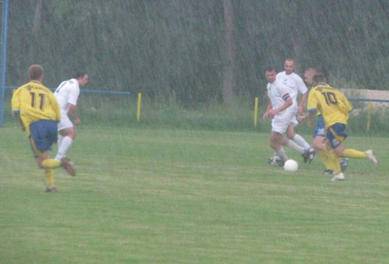 V průběhu zápasu Dolní Lutyně - Záblatí hustě pršelo.