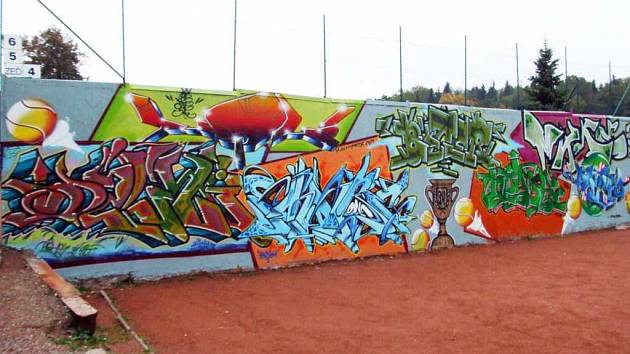 Tenisový klub v Havířově–Šumbarku vsadil na graffiti, které nově zdobí tréninkovou zeď.