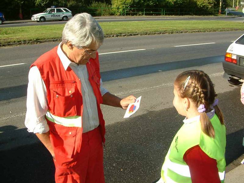 Většina řidičů, které včera policisté a školáci ve spodní části Hlavní třídy zastavili, bylo obdarováno obrázkem s usměvavým autíčkem.