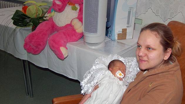Šťastná maminky Alena Balogová se svou Nelou – prvním karvinským dítětem roku 2008.