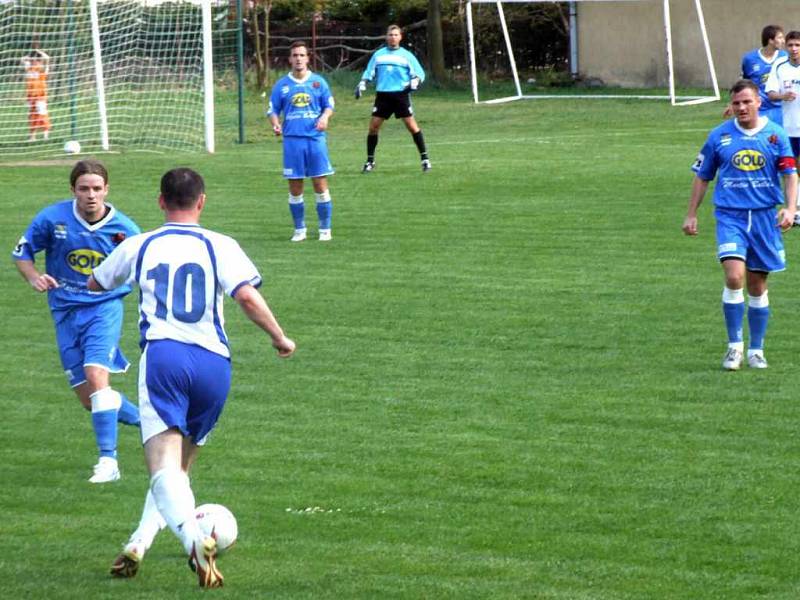 Fotbalisté MFK Havířov (modré dresy) ve Starém Městě vyhráli 1:2, když první branku dal Robert Schimke (zcela vlevo).