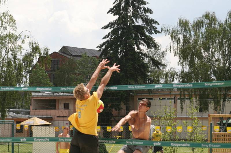 Městský turnaj v plážovém volejbalu se stal nakonec kořistí Stanislava Koupila a Tomáše Rusiny.