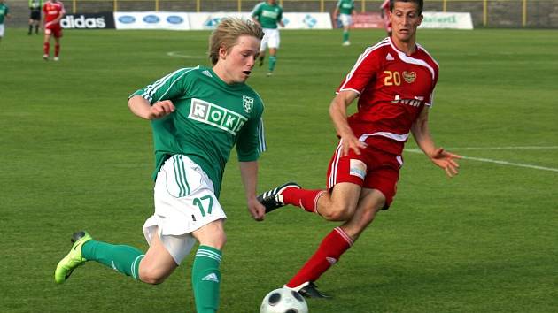 Fotbalisté MFK OKD Karviná (zelené dresy) zametli doma s dalším soupeřem. Porazili Duklu 3:1 a zažívají famózní jaro.