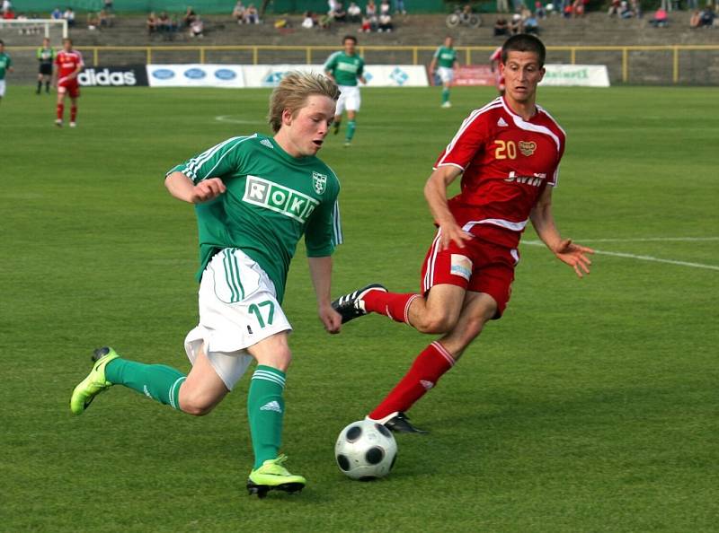 Fotbalisté MFK OKD Karviná (zelené dresy) zametli doma s dalším soupeřem. Porazili Duklu 3:1 a zažívají famózní jaro.