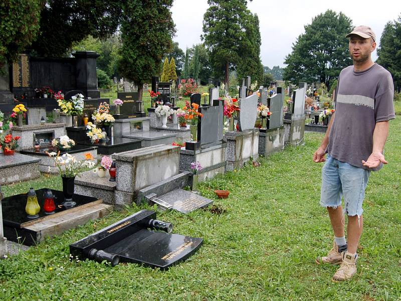 Správce  starého bohumínského hřbitova ukazuje dílo vandalů, kteří poškodili několik tamních hrobů.