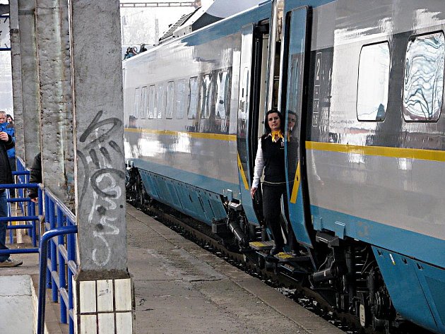 Pendolino u peronu havířovského vlakového nádraží