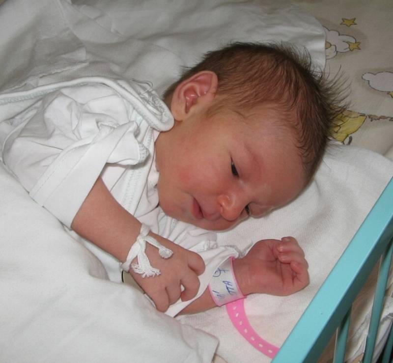 Nicoletta Antošová se narodila 16. května mamince Markétě Vyhlídalové z Bohumína. Porodní váha miminka byla 2800 g a míra 47 cm.