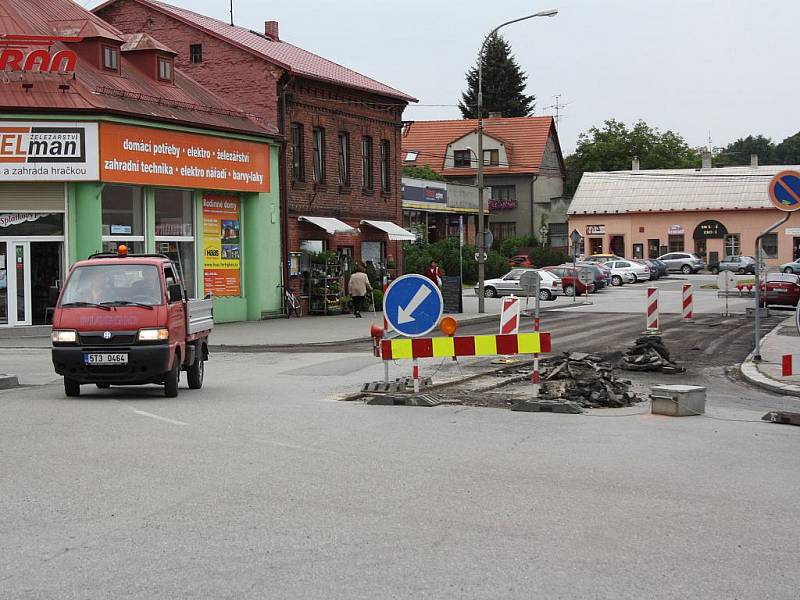 Na omezení dopravy až do zimy si musí zvyknout řidiči v Dolní Lutyni. Vzhledem k zahájeným opravám mostní konstrukce přes Lutyňku u železářství v centru obce totiž bude doprava v tomto úseku probíhat pouze v jednom pruhu.