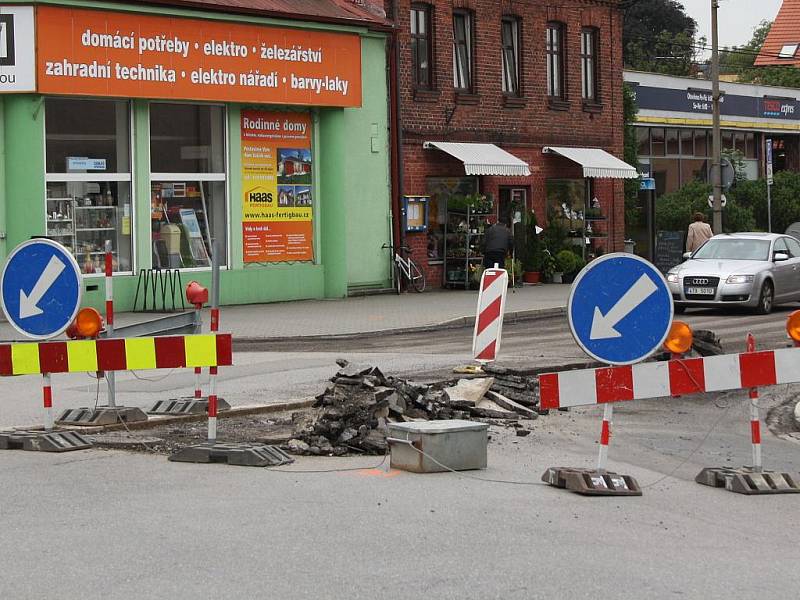 Na omezení dopravy až do zimy si musí zvyknout řidiči v Dolní Lutyni. Vzhledem k zahájeným opravám mostní konstrukce přes Lutyňku u železářství v centru obce totiž bude doprava v tomto úseku probíhat pouze v jednom pruhu.