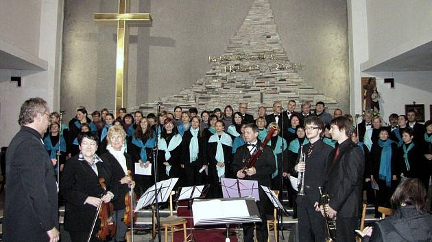 Tradiční podzimní koncert duchovní hudby před blížícími se svátky vánočními zcela zaplnil v sobotu havířovský kostel sv. Anny.