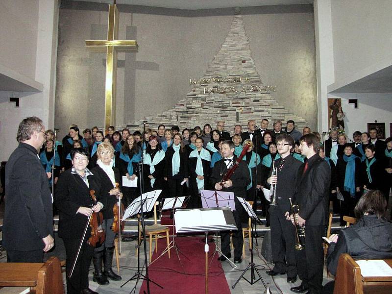 Tradiční podzimní koncert duchovní hudby před blížícími se svátky vánočními zcela zaplnil v sobotu havířovský kostel sv. Anny.