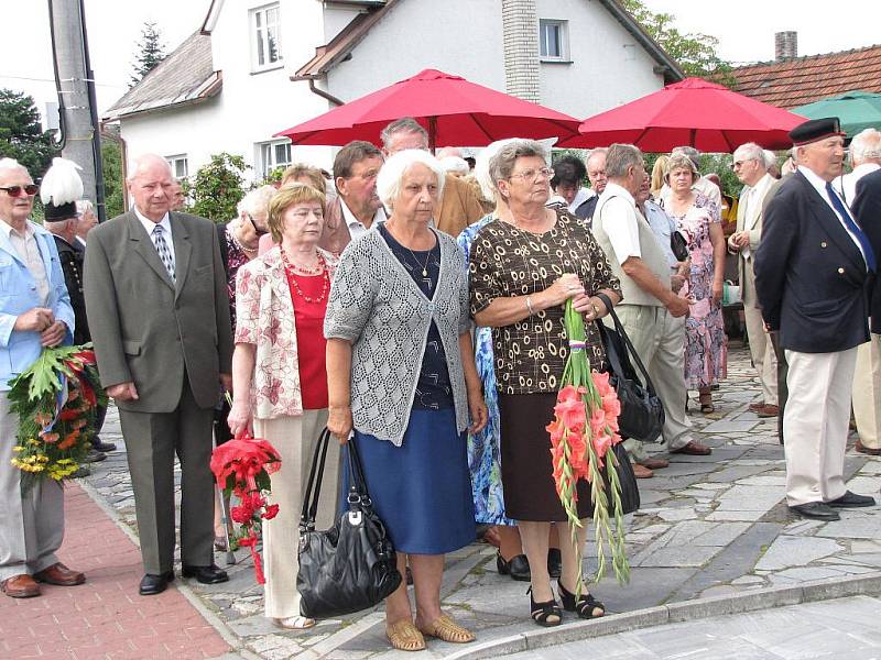 Pietní akt u památníku v Havířově-Životicích