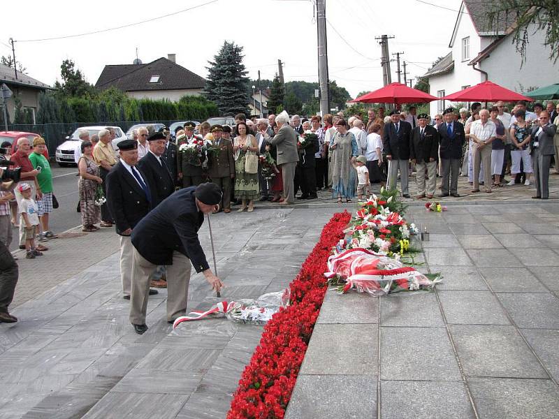 Pietní akt u památníku v Havířově-Životicích