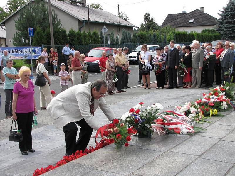 Pietní akt u památníku v Havířově-Životicích