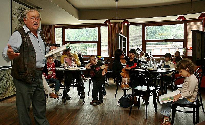 Sám ředitel Těšínského divadla Karol Suszka předčítal v sobotu dětem v kavárně Noiva.