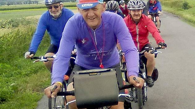 Známý bohumínský propagátor cyklistiky Rostislav Šafrata má při důchodu neobvyklé zaměstnání – coby kurýr rozváží na kole úřední poštu.