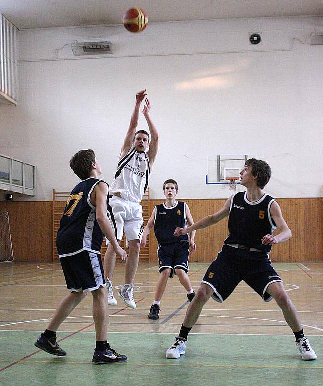 Mladí basketbalisté Sokola zatím sbírají v soutěži zkušenosti.