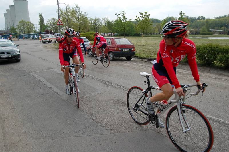 Před startem se cyklistky nejprve rozjíždějí