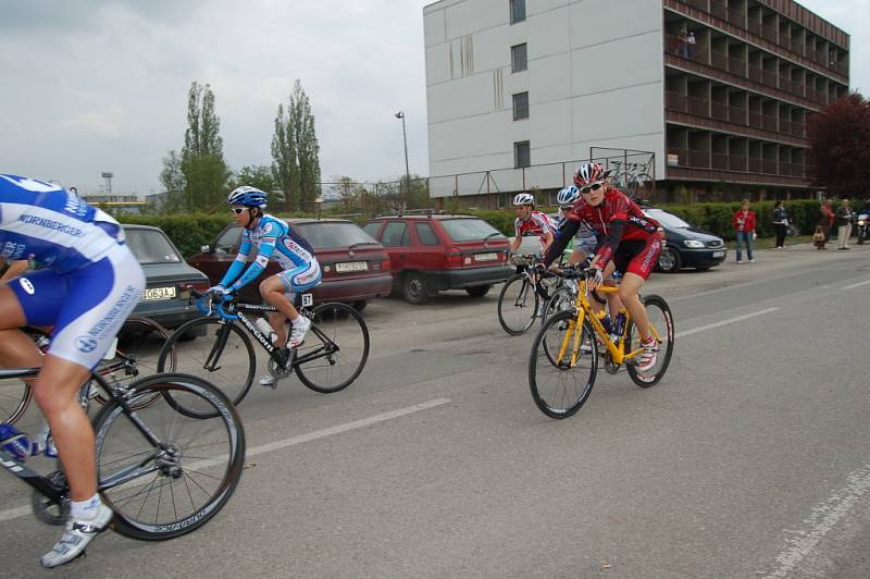 Vyráží se. Peloton se vydává do pohybu - směr Orlová. Někdo si zatím jede jen tak v pohodičce