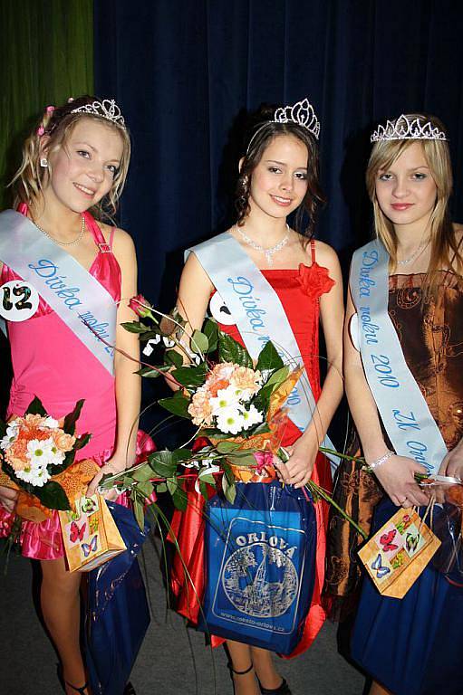 Třináct dívek soutěžilo v Orlové o titul Dívky roku. Vítězkou se stala dívka s číslem pět v červených šatech Nikola Kaszová.