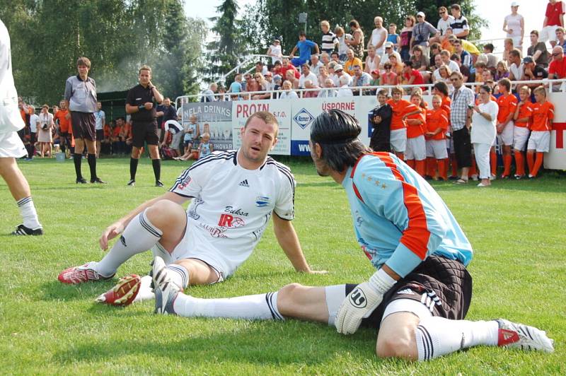 Brankářská rozmluva při rozcvičce. Jan Laštůvka (vlevo) a Pavel Srníček.