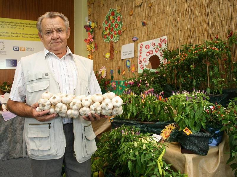 Vladimír Lukosz z Horní Suché, jeho základní organizace ČSZ tam vystavuje především okrasné papričky.