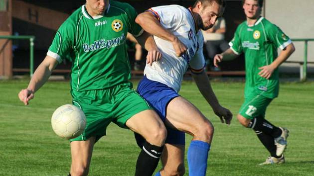 Fotbalisté Albrechtic nezvládali na podzim hlavně domácí utkání. Na snímku v bílém Jaroslav Goj. 