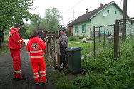 Pracovníci Českého červeného kříže obcházejí v Karviné-Starém Městě jednotlivé domy a zjišťují od majitelů, jaký druh pomoci potřebují