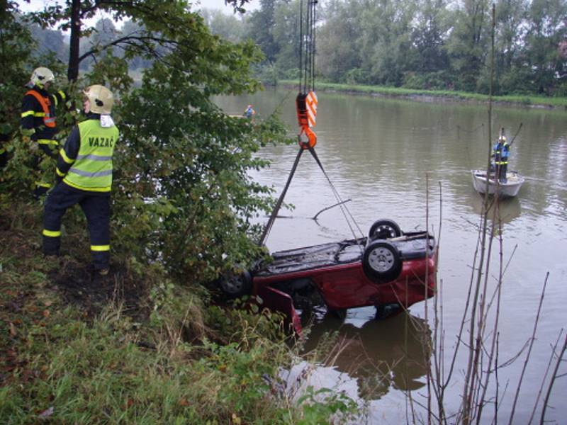 Auto skončilo v rybníku na střeše, zasahovat museli hasiči