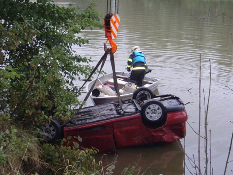 Auto skončilo v rybníku na střeše, zasahovat museli hasiči