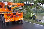 Auto skončilo v rybníku na střeše, zasahovat museli hasiči