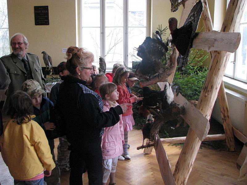 Do Národního domu v Doubravě se sjeli myslivci z celého regionu, aby se pochlubili zvěří, kterou za minulý rok skolili. Kromě spárkaté zvěře si mohli návštěvníci prohlédnout také trofeje z lišek a kanců.