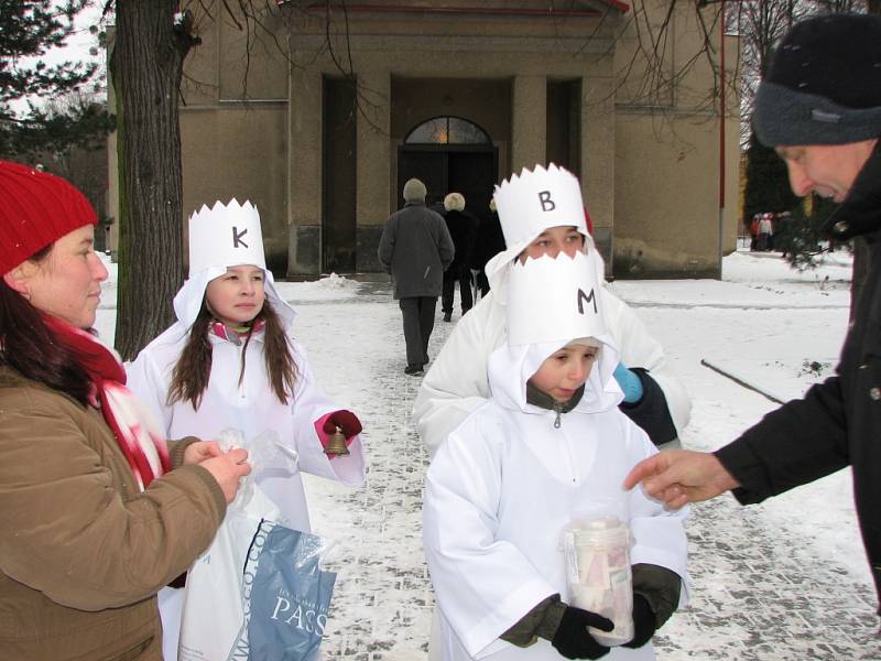 Koledníci oslovili lidi u kostelů, ale zavítají i do domácností a na radnici. 