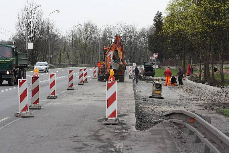 Autobusové zastávky u hřbitova v Karviné-Dolech se budou přesunovat. Dělníci budují nové zálivy přímo u hřbitova. Město tak vyslyšelo nářky zejména starších lidí, že zastávky jsou příliš daleko a musí chodit 200 metrů podél velmi frekventované silnice